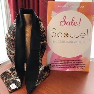 SCOWEL: Towel/scarf fitness accessory. Sweat&Mode